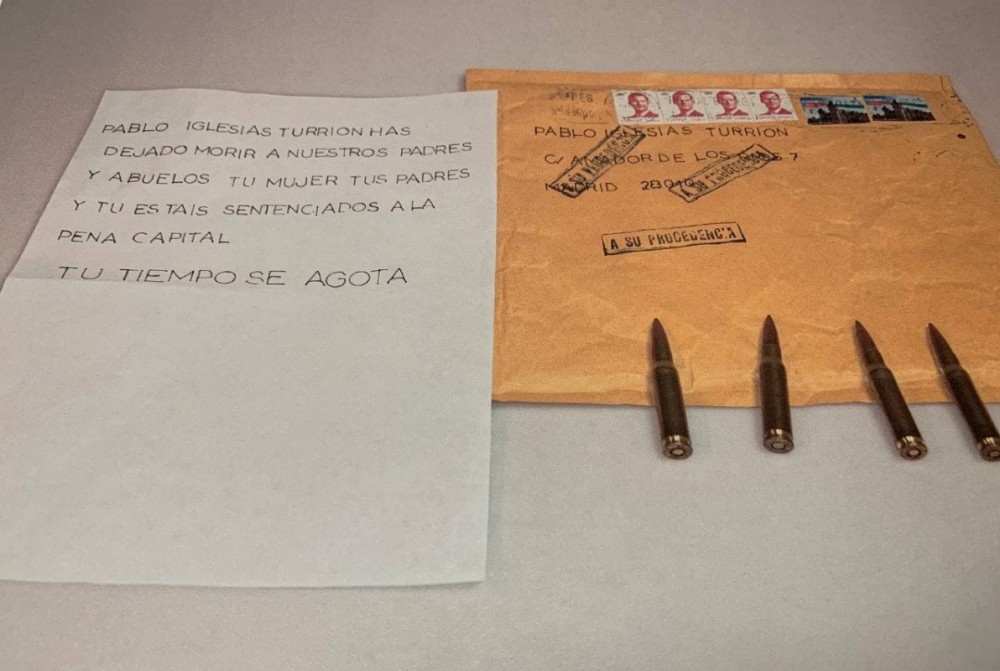 FOTO // Un ministru a primit un cuțit acoperit cu pete roșii, într-un plic anonim